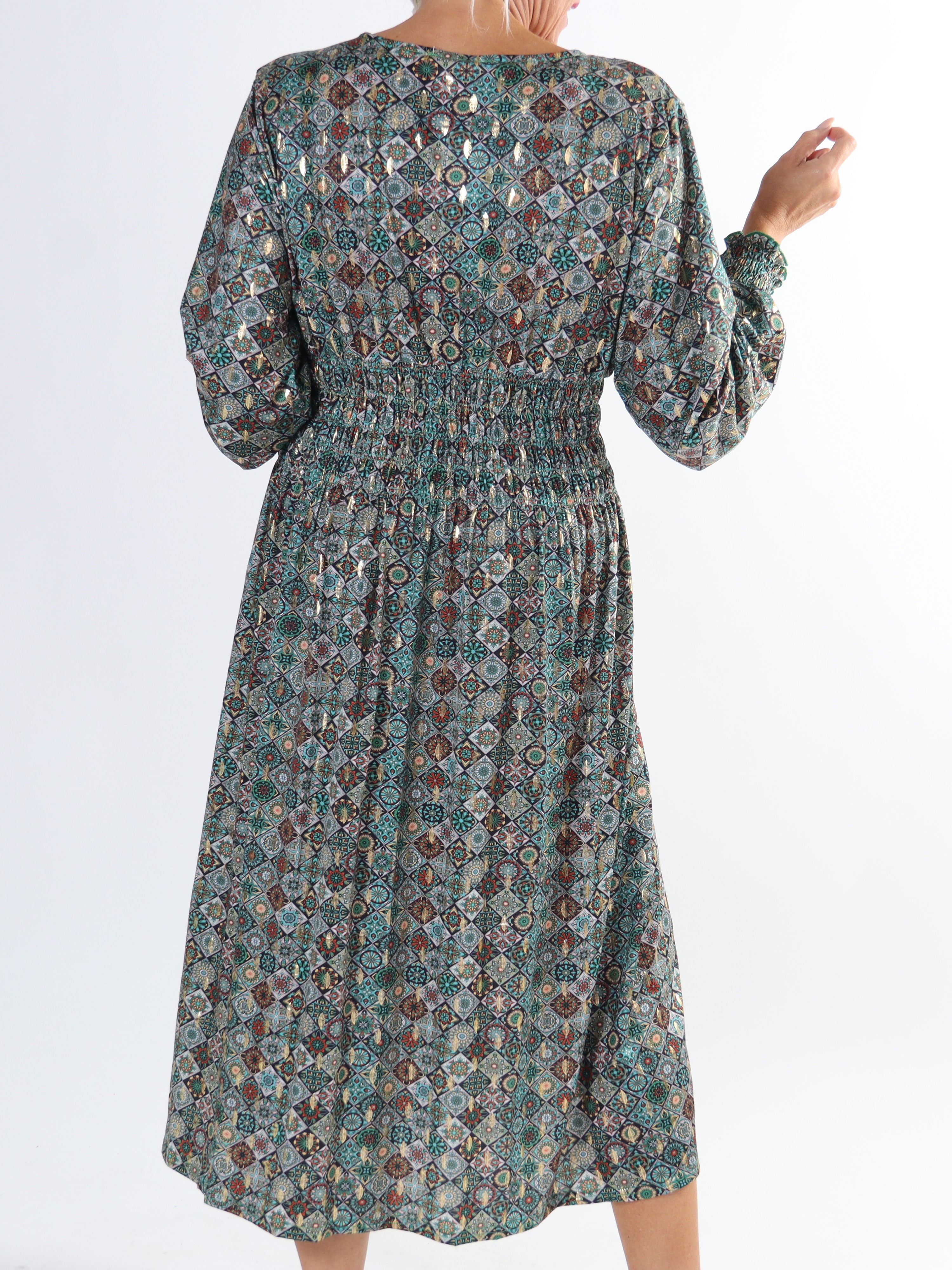 Pams Mosaic Midi L/S - Plus size klänning i skrynkelfritt tyg med långa ärmar